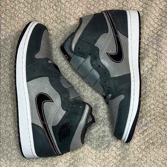 Nike Air Jordan 1 Mid SE Shoes Night Stadium Black - Picture 14 of 14